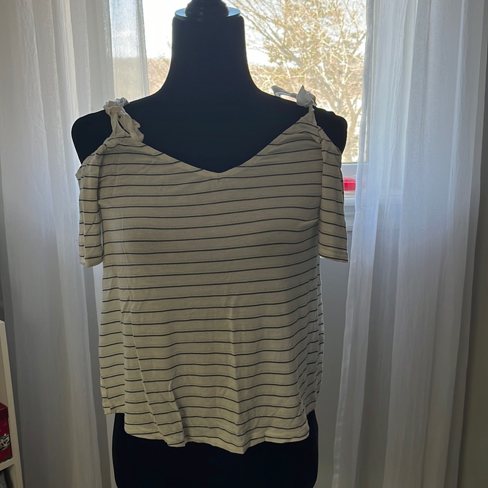 Striped shoulder tie shirt
